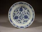 光緒 An Imperial Guangxu mark and period blue & white saucer decorated with lotus & tendril design