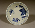 光緒 A small Blue & White Guangxu Floral Saucer decorated with three medallions of peonies and periwinkles