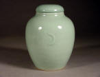 乾隆 An Imperial Qianlong Celadon Glazed Crescent Handled Covered Tea Jar