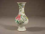 清代雍正 Yongzheng Famille Rose Pear Shaped Vase