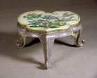 康熙 Kangxi susancai glazed ruyi shaped scholar's table or stand