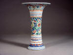 早康熙 An early Kangxi period wucai spiraled beaker vase